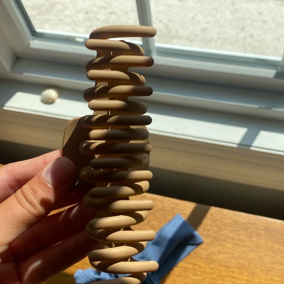 BUMBLE🎀 - Picture 3 of 5